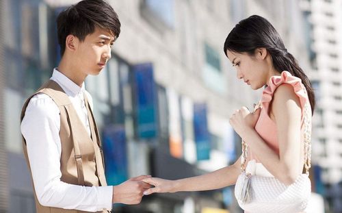 情感故事｜用余生扮演亡妻的替身：当怀念成为一场漫长的告别